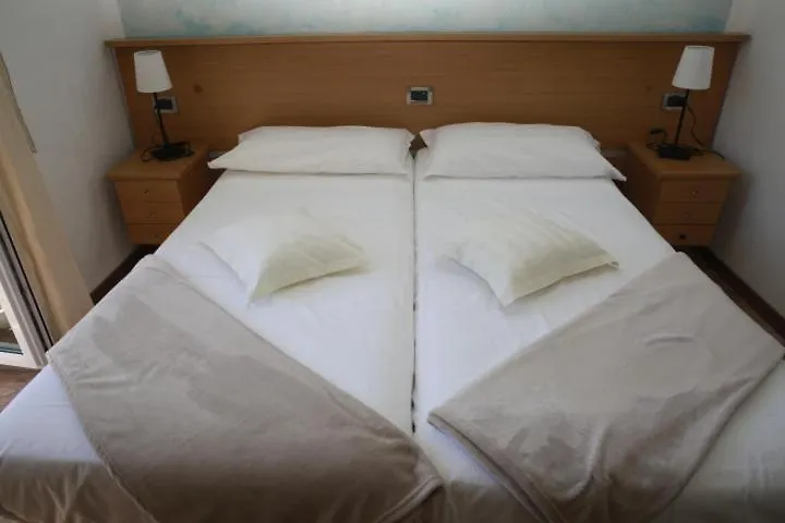 Hotel Lauro Gravedona 3*,  Italy
